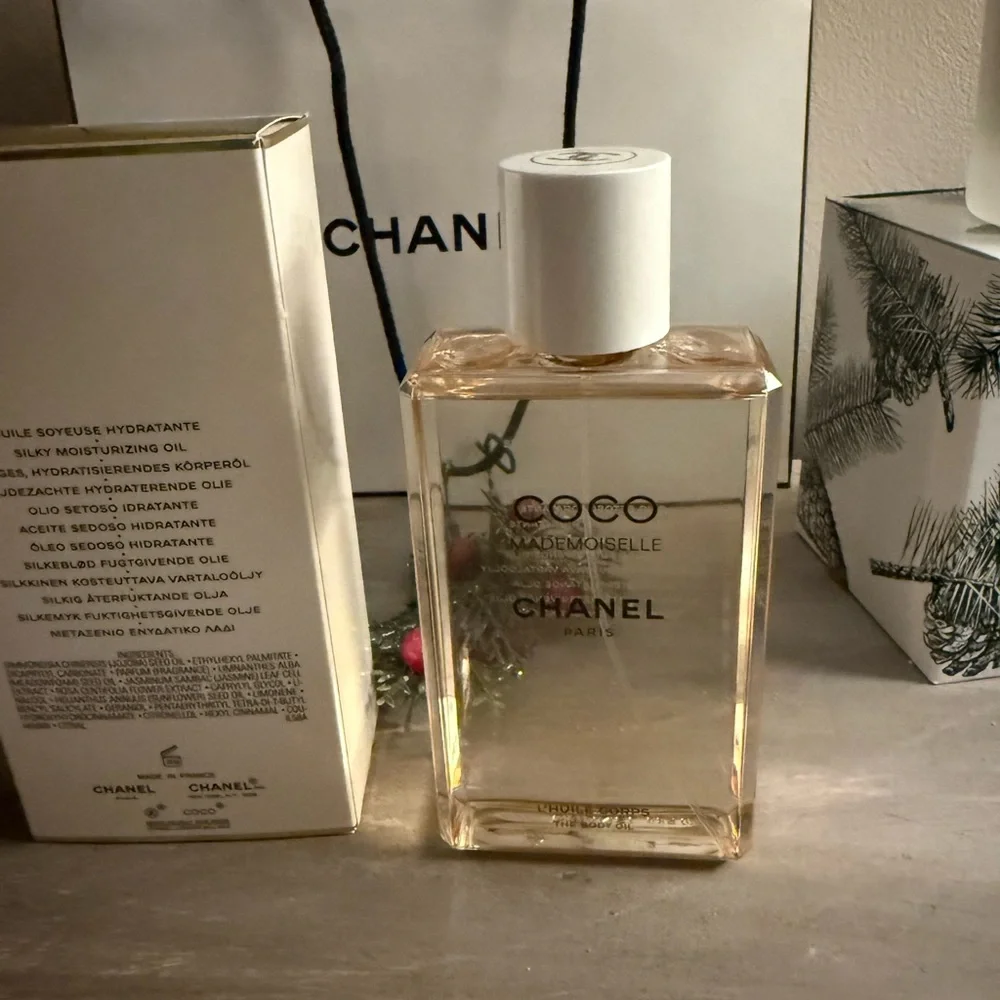 CHANEL Coco Mademoiselle Body Oil with White and Gold Accents - Picture 3 of 3
